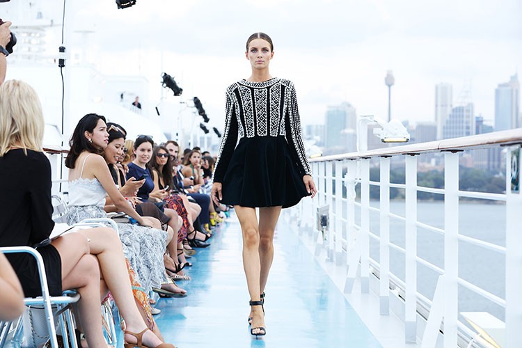 Ngam san catwalk giua dai duong tai Sydney cua Jessica Minh Anh-Hinh-9